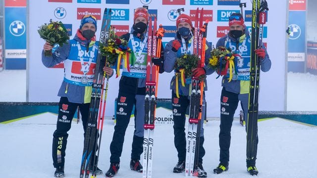 Die DSV-Skijäger Erik Lesser, Roman Rees, Benedikt Doll und Philipp Nawrath (l-r) jubelten über den zweiten Platz. Die DSV-Skijäger Erik Lesser, Roman Rees, Benedikt Doll und Philipp Nawrath (l-r) jubelten über den zweiten Platz.