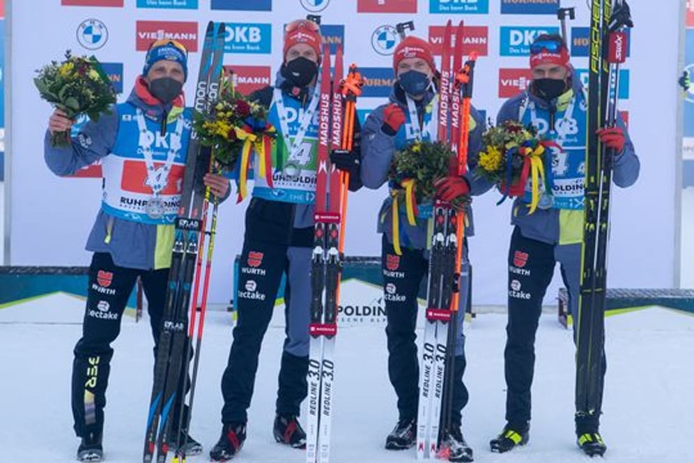 Die DSV-Skijäger Erik Lesser, Roman Rees, Benedikt Doll und Philipp Nawrath (l-r) jubelten über den zweiten Platz.