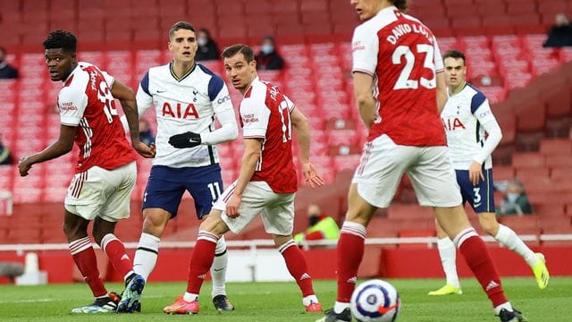 Das Premier League-Spiel der Tottenham Hotspurs gegen den FC Arsenal wurde wegen Spielermangels verschoben. Das Premier League-Spiel der Tottenham Hotspurs gegen den FC Arsenal wurde wegen Spielermangels verschoben.