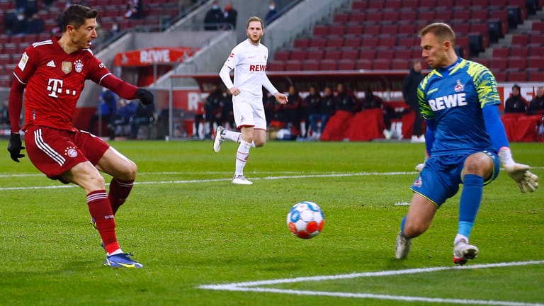 Gewohntes Bild: Bayerns Lewandowski (l.) trifft gegen Kölns Torwart Schwäbe.