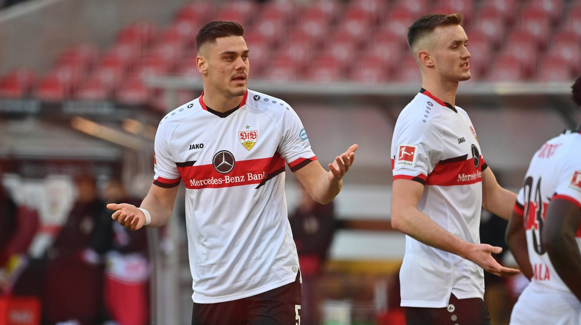 Frustrierte Gesichter: Der VfB Stuttgart um Konstantinos Mavropanos (l.) steckt tief im Abstiegskampf. Frustrierte Gesichter: Der VfB Stuttgart um Konstantinos Mavropanos (l.) steckt tief im Abstiegskampf.