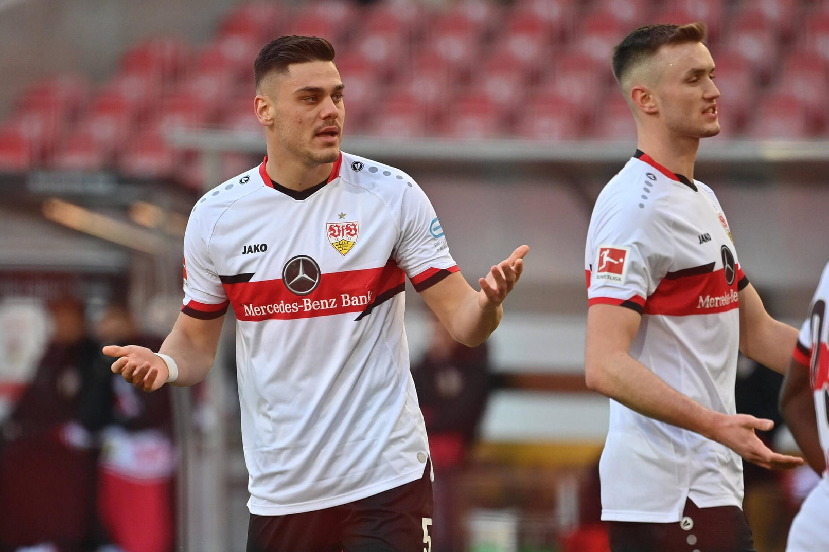 Frustrierte Gesichter: Der VfB Stuttgart um Konstantinos Mavropanos (l.) steckt tief im Abstiegskampf.