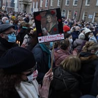 Gedenken an die 23-Jährige: Tausende Menschen nahmen an der Mahnwache in Dublin teil.
