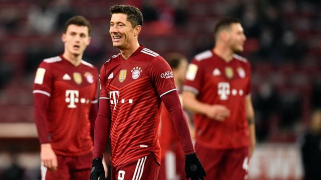 Bayerns Robert Lewandowski (M) bejubelte seinen zweiten von drei Treffern.