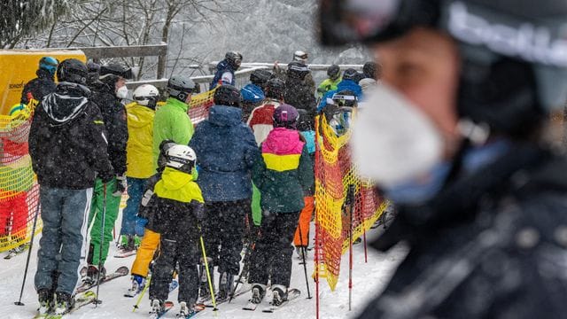 Schnee in Bayern: Skifahrer warten vor einem Schlepplift.