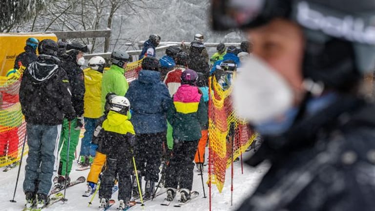Schnee in Bayern: Skifahrer warten vor einem Schlepplift.
