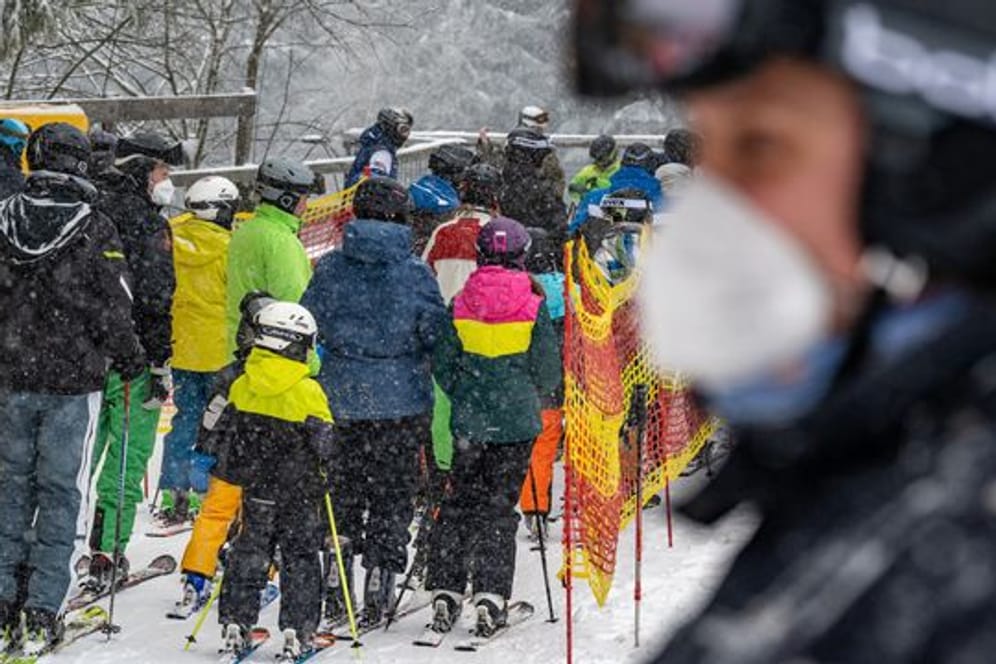 Schnee in Bayern: Skifahrer warten vor einem Schlepplift.
