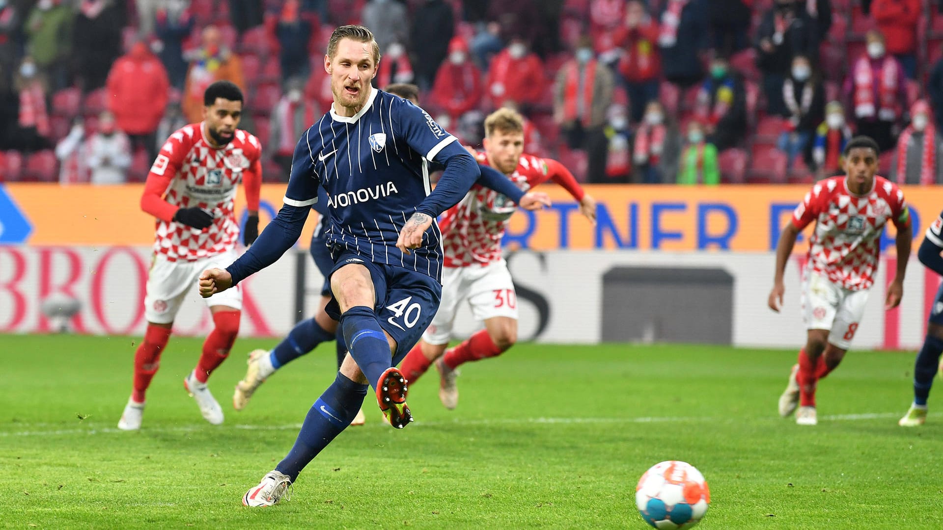 Sebastian Polter setzte sich beim VfL Bochum im Elfer-Streit durch. Sebastian Polter setzte sich beim VfL Bochum im Elfer-Streit durch.