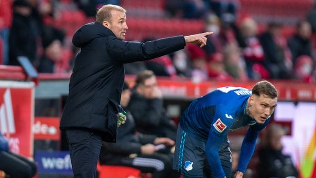 Der TSG-Trainer Sebastian Hoeneß (l) lobt das Team von Union-Coach Urs Fischer. Der TSG-Trainer Sebastian Hoeneß (l) lobt das Team von Union-Coach Urs Fischer.