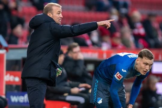 Der TSG-Trainer Sebastian Hoeneß (l) lobt das Team von Union-Coach Urs Fischer.
