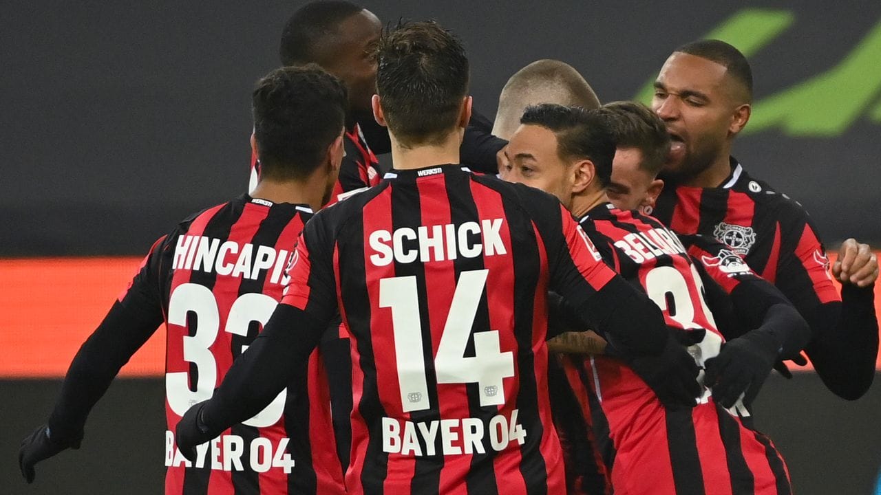 Leverkusens Spieler jubeln nach dem Tor zum 1:0 gegen Borussia Mönchengladbach.