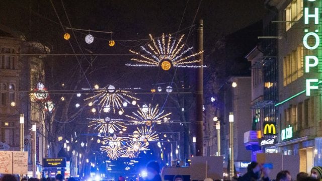 Lichterkette für Corona-Schutzmaßnahmen und Impfen