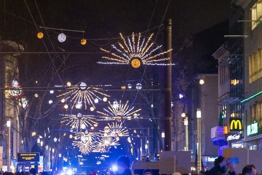 Lichterkette für Corona-Schutzmaßnahmen und Impfen