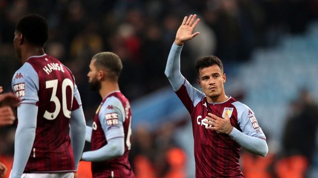 Aston Villas Neuzugang Philippe Coutinho (r) trifft zum 2:2-Endstand gegen Manchester United.