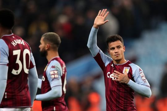 Aston Villas Neuzugang Philippe Coutinho (r) trifft zum 2:2-Endstand gegen Manchester United.