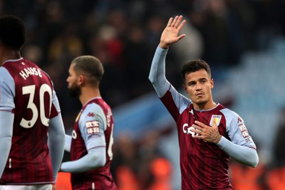 Aston Villas Neuzugang Philippe Coutinho (r) trifft zum 2:2-Endstand gegen Manchester United.