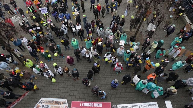 Impfpflicht-Gegner demonstrieren in Düsseldorf