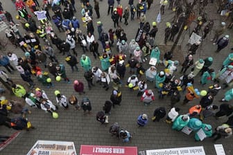 Impfpflicht-Gegner demonstrieren in Düsseldorf