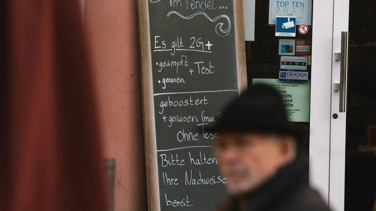 Tafel vor einem Restaurant in Bonn: "Es gilt 2G+".