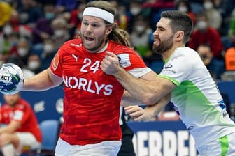 Die dänischen Handballer um Mikkel Hansen (l) gewinnen im zweiten EM-Vorrundenspiel souverän gegen Slowenien.