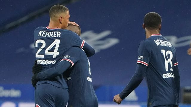 Thilo Kehrer (l) von PSG jubelt nach seinem Führungstreffer gegen Olympique Lyon.