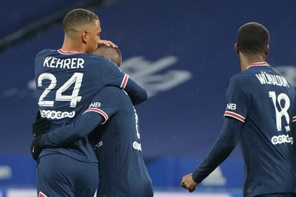 Thilo Kehrer (l) von PSG jubelt nach seinem Führungstreffer gegen Olympique Lyon.