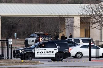 Polizeifahrzeuge stehen während der Geiselnahme auf der Zufahrt der Synagoge in Colleyville.