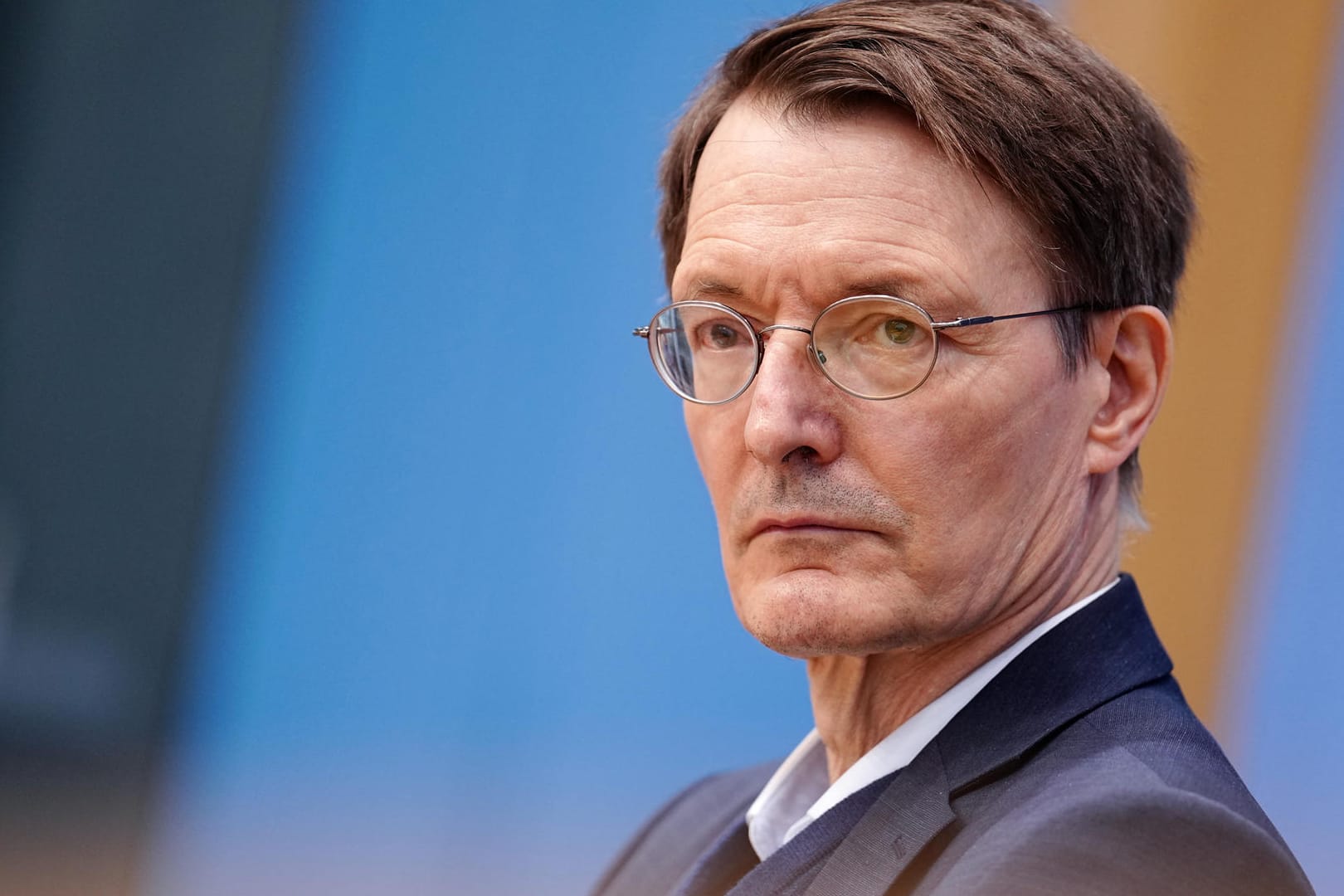 Karl Lauterbach bei einer Pressekonferenz (Archivbild): Der Gesundheitsminister fordert eine vollständige Impfung mit drei Dosen, wenn diese Pflicht werden sollte.