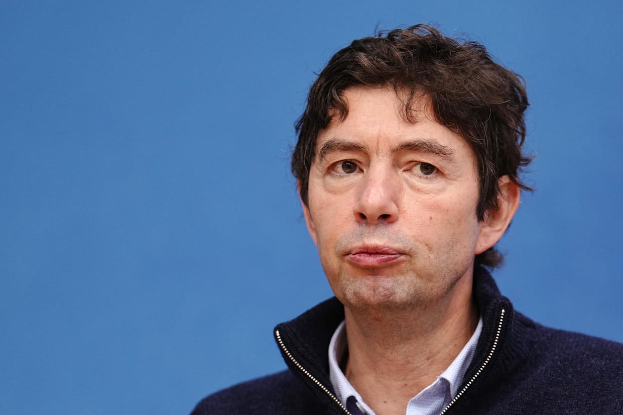 Der Virologe Christian Drosten bei einer Pressekonferenz (Archivbild): Er sieht das Ende das Pandemie nahe.