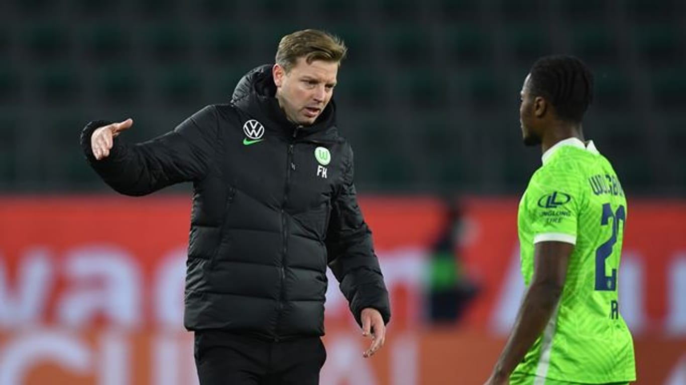 Wolfsburgs Trainer Florian Kohfeldt (l) klatscht mit seinem Spieler Ridle nach dem 0:0 gegen die Hertha ab.
