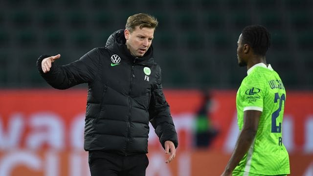 Wolfsburgs Trainer Florian Kohfeldt (l) klatscht mit seinem Spieler Ridle nach dem 0:0 gegen die Hertha ab. Wolfsburgs Trainer Florian Kohfeldt (l) klatscht mit seinem Spieler Ridle nach dem 0:0 gegen die Hertha ab.