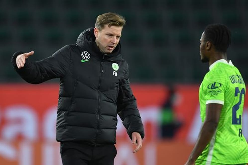 Wolfsburgs Trainer Florian Kohfeldt (l) klatscht mit seinem Spieler Ridle nach dem 0:0 gegen die Hertha ab.