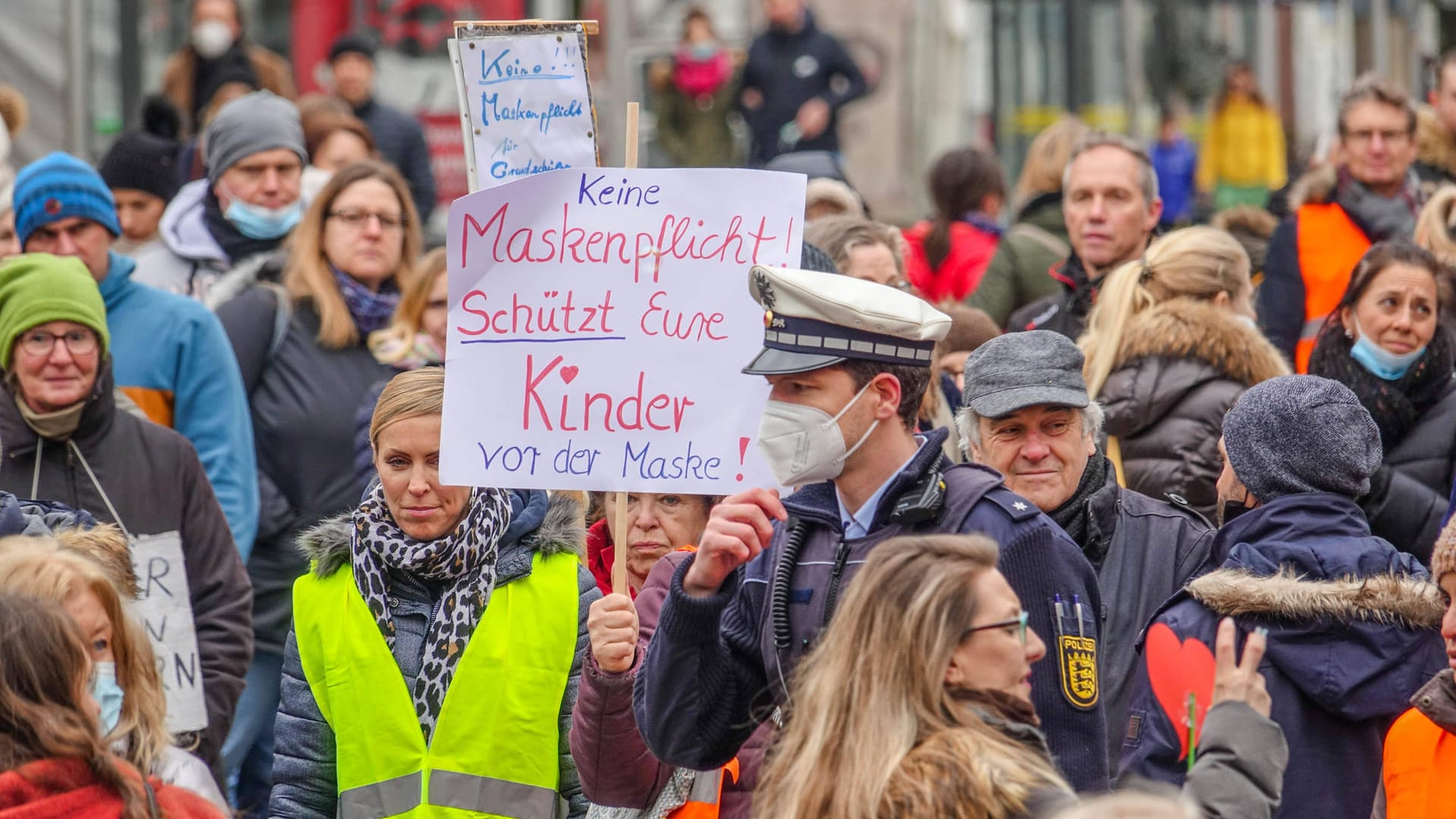 Proteste gegen Maskenpflicht (Archivbild): "Schützt eure Kinder!"