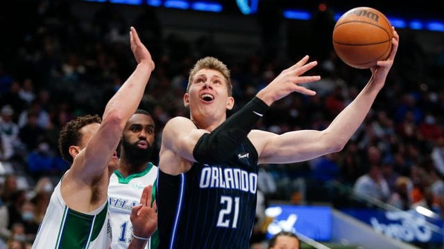 Moritz Wagner (r) konnte die Niederlage der Orlando Magic gegen die Dallas Mavericks nicht verhindern.