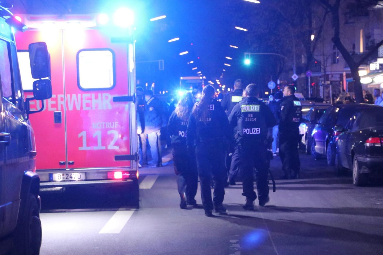 Polizei und Rettungskräfte in Neukölln: Bei einem Streit einer Personengruppe gab es Verletzte.