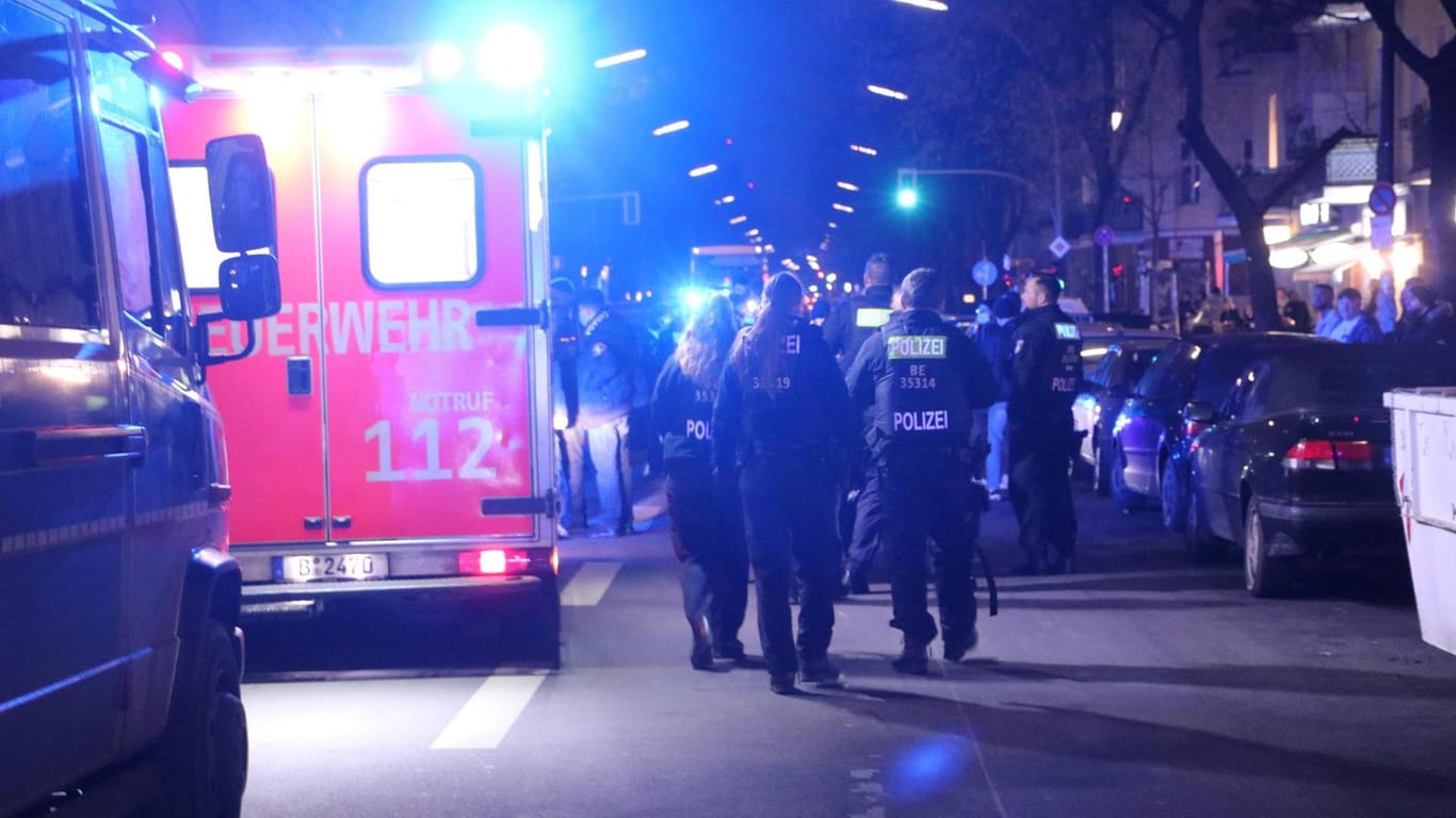 Polizei und Rettungskräfte in Neukölln: Bei einem Streit einer Personengruppe gab es Verletzte.
