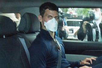 Djokovic im Auto auf dem Weg zur Gerichtsanhörung in Melbourne: Der Serbe darf nicht in Australien bleiben.