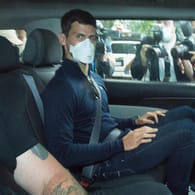 Djokovic im Auto auf dem Weg zur Gerichtsanhörung in Melbourne: Der Serbe darf nicht in Australien bleiben.