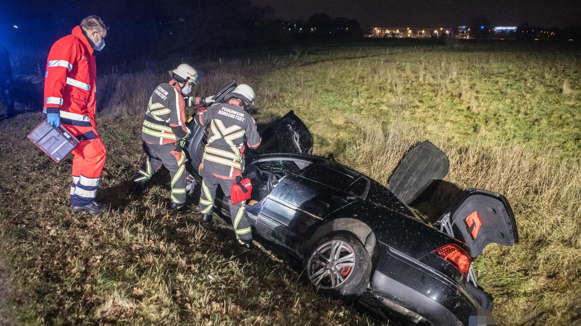 Der Unfallwagen im Graben: Es wurden fünf Personen verletzt.
