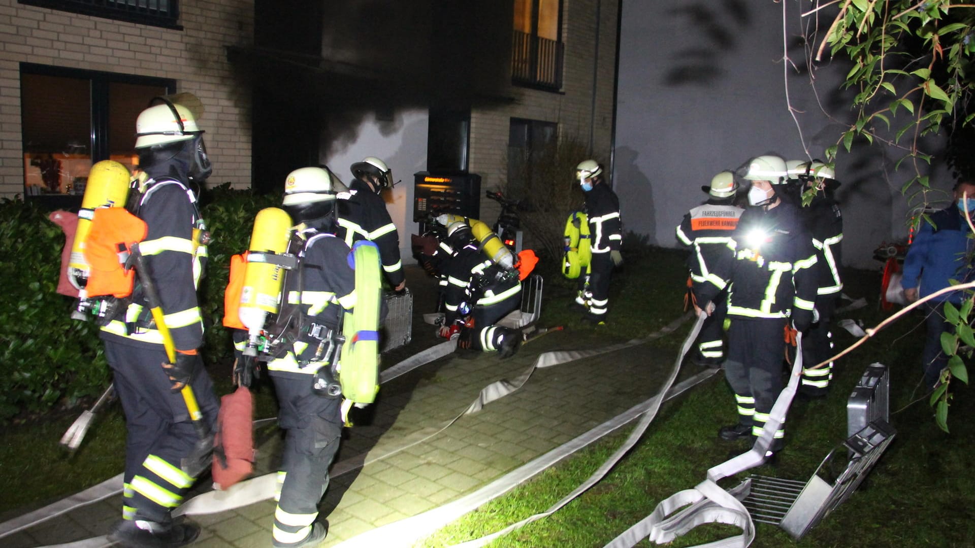 Einsatzkräfte der Feuerwehr beim Hausbrand: Mehrere Personen konnten ihre Wohnungen nicht verlassen. Einsatzkräfte der Feuerwehr beim Hausbrand: Mehrere Personen konnten ihre Wohnungen nicht verlassen.