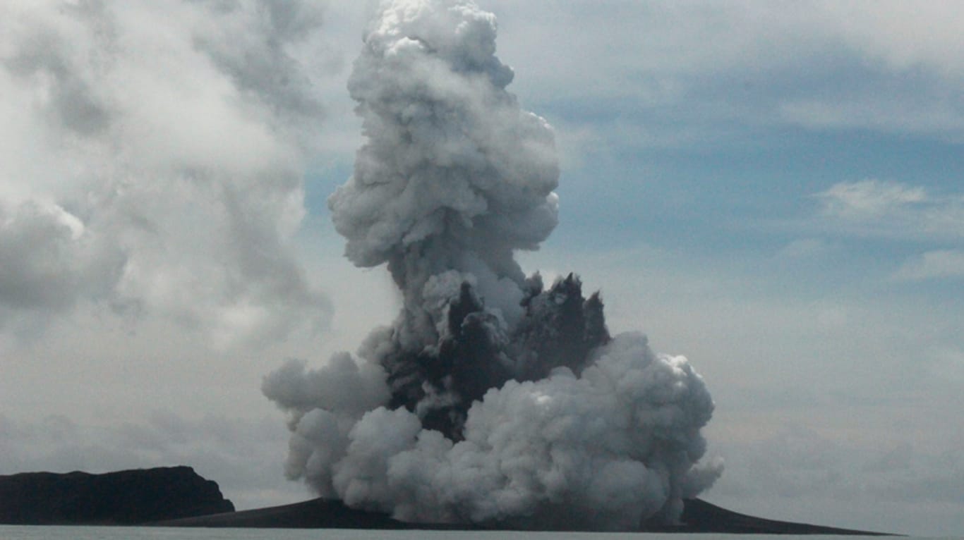 Eine Aschewolke und vulkanische Gase steigen nach dem Ausbruch eines unterseeischen Vulkans im Inselreich Tonga auf.