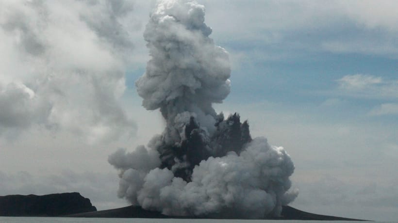 Eine Aschewolke und vulkanische Gase steigen nach dem Ausbruch eines unterseeischen Vulkans im Inselreich Tonga auf.