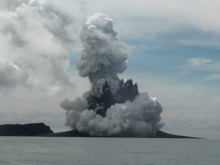Eine Aschewolke und vulkanische Gase steigen nach dem Ausbruch im Inselreich Tonga auf. In den vergangenen Jahren war der Vulkan immer wieder aktiv. Er brach 2009 sowie 2015 aus. Beim zweiten Mal spie er so viel Gestein und Asche, dass eine ein mal zwei Kilometer große Insel entstand.