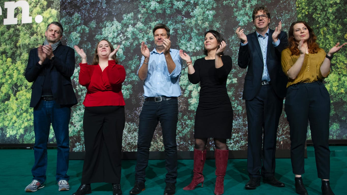 Bundesdelegiertenkonferenz der Grünen 2019: Ricarda Lang mit der Parteispitze rund um Robert Habeck und Annalena Baerbock (Mitte).