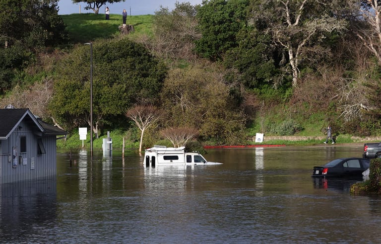 Santa Cruz, USA: Autos stehen im Hochwasser auf einem durch eine Tsunami-Flutwelle überschwemmten Parkplatz am oberen Hafen.