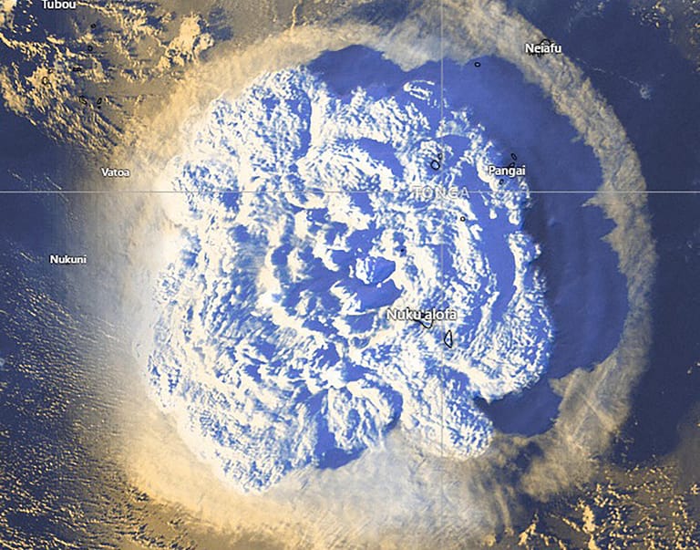 Beeindruckende Satellitenbilder zeigen den Ausbruch des Unterwasservulkans Hunga Tonga-Hunga Ha'apai im Südpazifik, etwa 65 Kilometer von Tongas Hauptstadt Nuku'alofa entfernt.