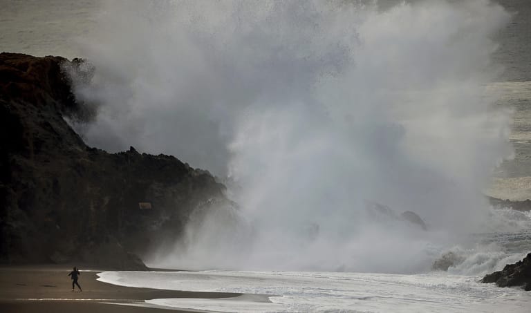Bodgega Bay, USA: Der Vulkanausbruch hat für hohe Wellen in einigen Küstengebieten gesorgt.