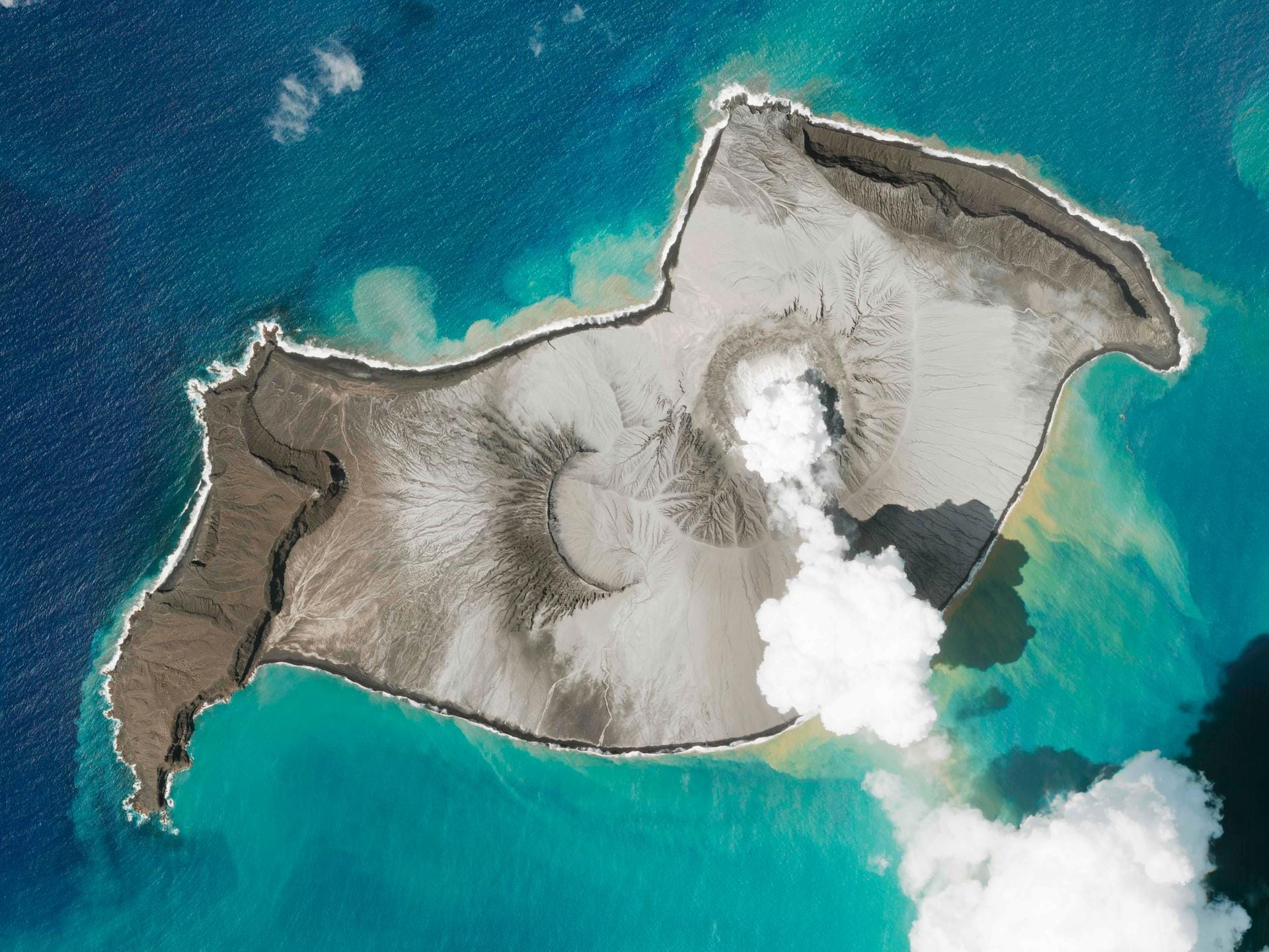 Dieses Satellitenfoto zeigt eine Insel, kurz vor dem unterseeischen Vulkanausbruch. Die Erschütterungen durch Vulkanausbruch verursachten am Samstag Flutwellen in Japan und den USA und lösten auch in Südamerika und Neuseeland Alarm aus.
