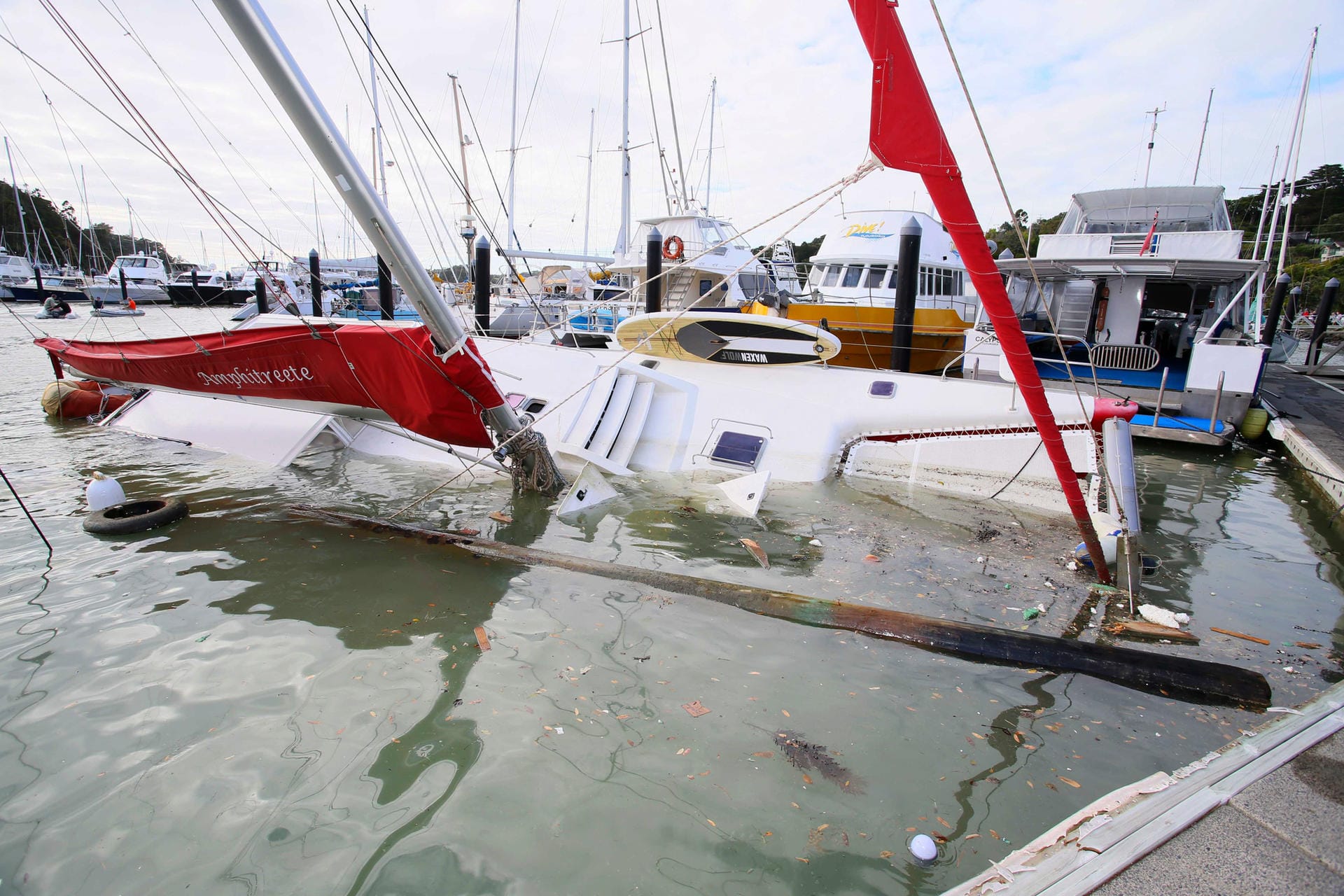 Tutukaka, Neuseeland: Ein Boot droht im Hafen zu kentern, nachdem die Wellen des Vulkanausbruchs in den Hafen geschwappt waren. Tsunami-Wellen wurden auch in Fidschi registriert.