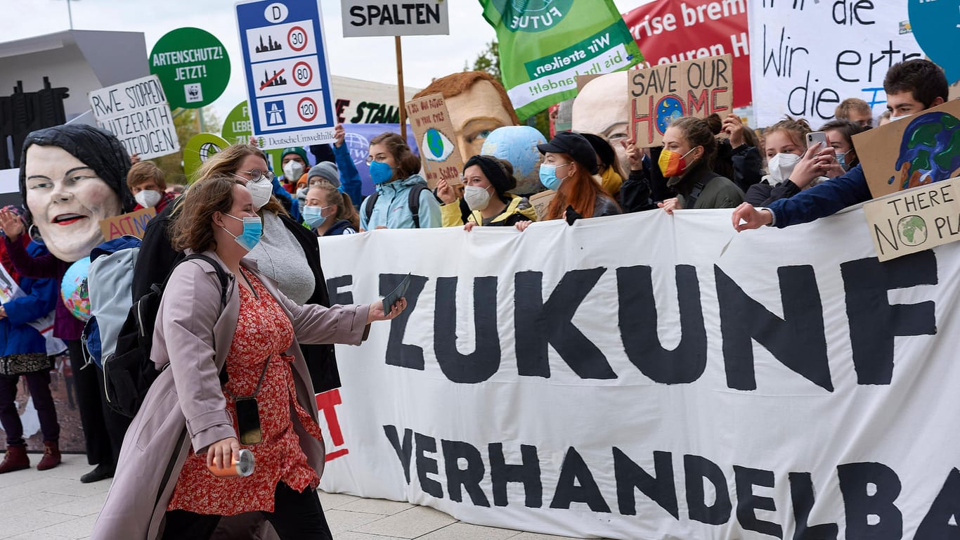 Lang (l.) auf dem Weg zu den Sondierungsgesprächen mit FDP und SPD: Klimaschützer beobachten die neue Regierung genau, die Erwartungen sind hoch.